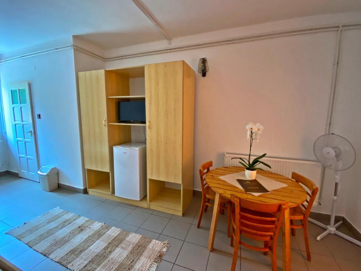 Hotel Magnolia Balatonszepezd Buitenkant foto